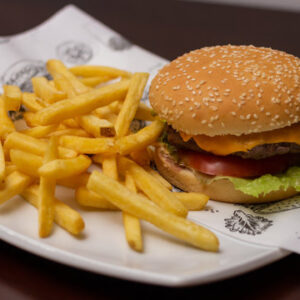 1. HAMBURGER 90 GRAM MED POMMES